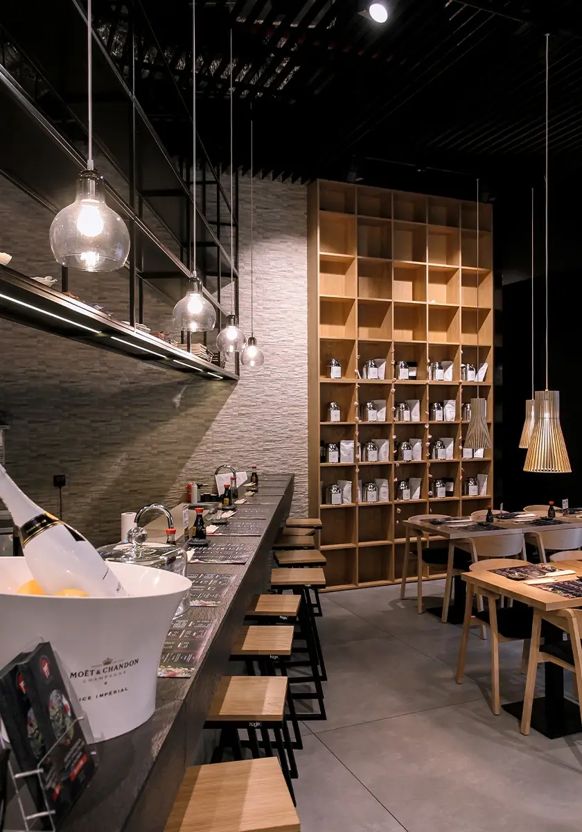 Projekt wnętrza sushi baru - część z wysokimi stolikami.